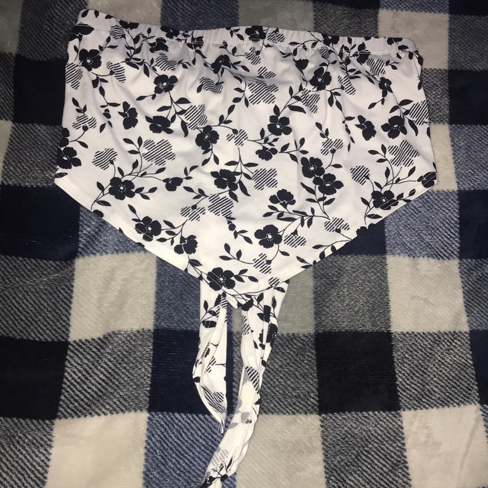 very cute white with black flowers crop top!